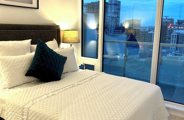 Luxury 1 bedroom plus den in the heart of downtown Toronto