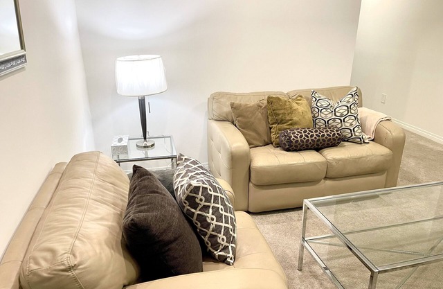 Luxury 1- bedroom secondary suite close to Airport.