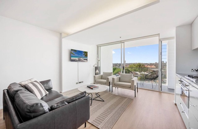 Luxury 1 BR Sky Pad with Views, Gym & Sauna