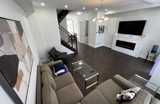 LUXURY 10' Ceiling Townhome With Large Open Patio