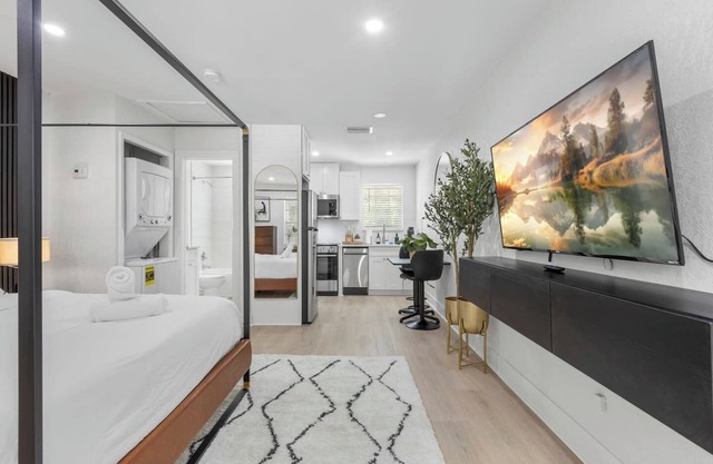 Luxury 1B with prime location, FREE parking & crib