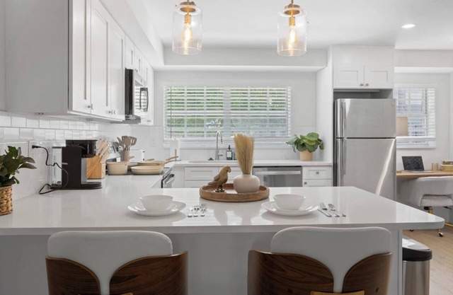 Luxury 1B with prime location, FREE parking & crib