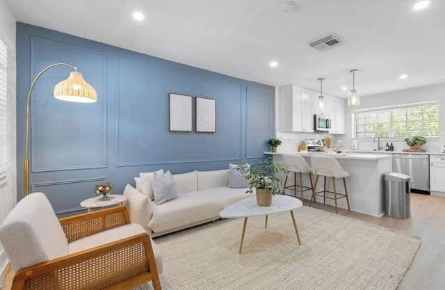 Luxury 1B with prime location, FREE parking & crib