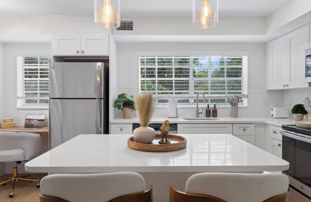 Luxury 1B with prime location, FREE parking & crib