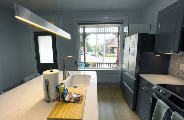 Luxury 1BR Apt near UC CCM, Downtown Cincinnati, Hospital and Zoo w/Parking, 1FL