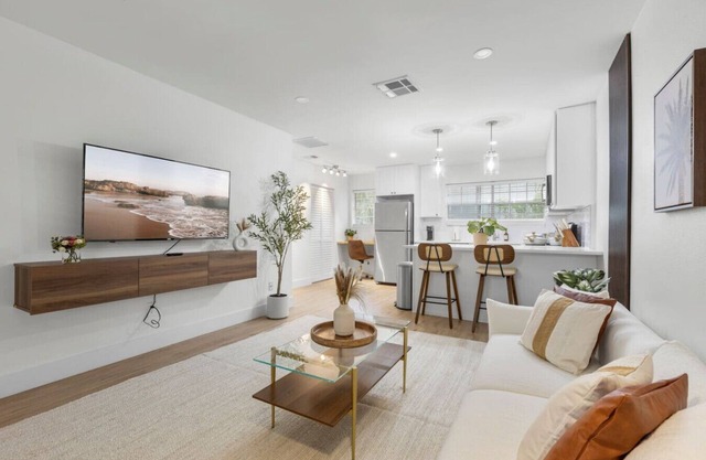 Luxury 1BR in amazing Location FREE parking &crib