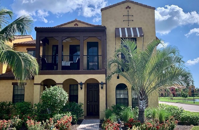 Luxury 2/2 Paseo Condo on Quad with Balconies overlooking Park and Pond