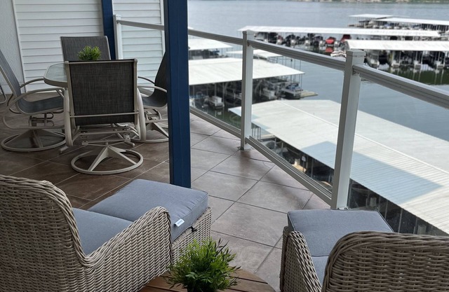 Luxury 2 Bed/2 Bath Lake Condo in Monarch Cove 2 MM, WALK-IN Unit w/Boat Slip