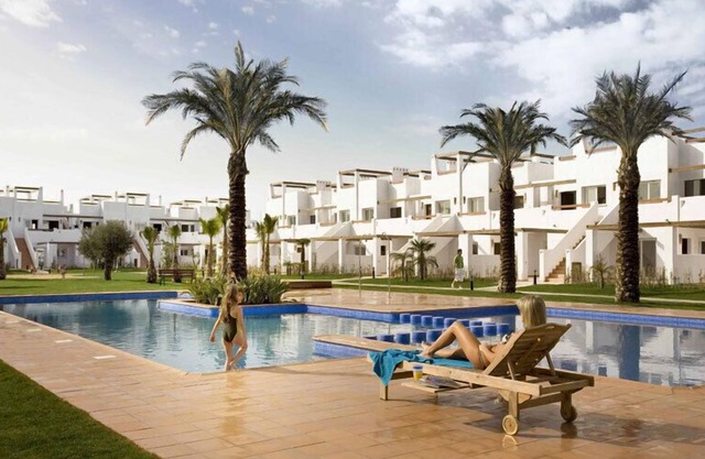 Luxury 2 bed apartment on 5 star Jack Nicklaus golf course and family resort.