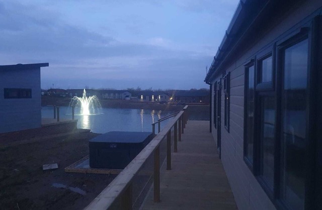 Luxury 2-bed Lodge in Routh, Hottub & Pet Friendly