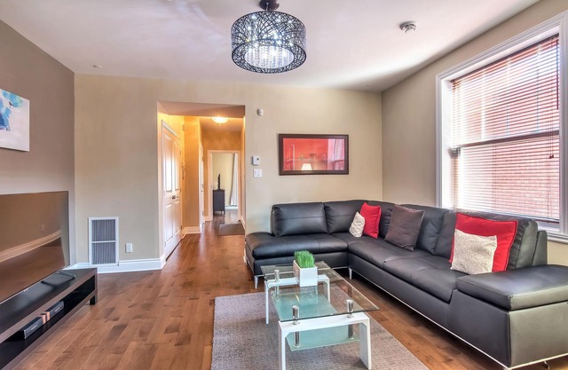 Luxury 2 bedroom, 2 bath condo , 2 balconies, hi speed WIFI with FREE parking