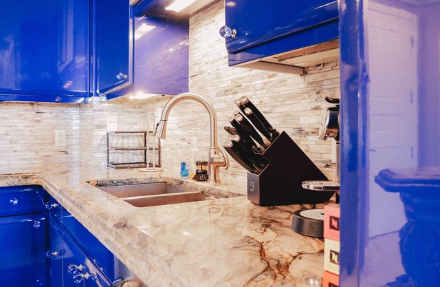 Luxury 2 Bedroom 2 Bathroom Apt | Spa Shower | Balcony | Complimentary Parking