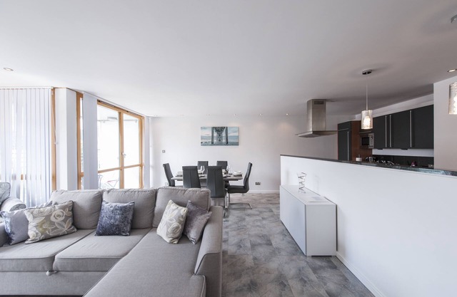 Luxury 2 bedroom City Centre Apartment (with lift, underground parking, wifi)