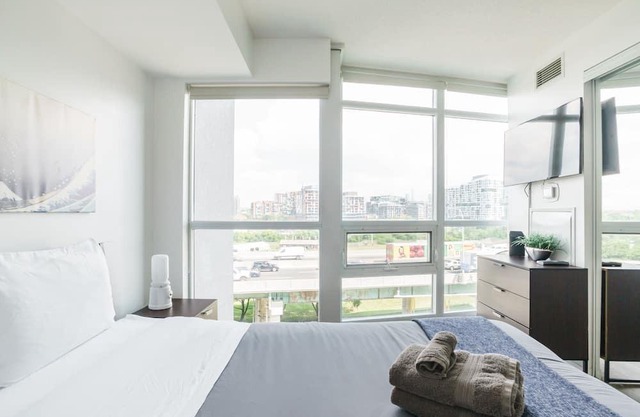 Luxury 2 Bedroom Condo W/ Parking, Budweiser arena