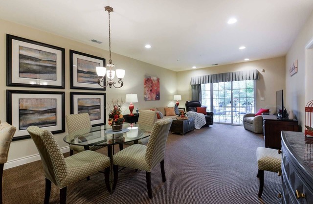 Luxury 2 Bedroom Condo - Walk-In Unit, No Stairs and close to Branson Landing/1105