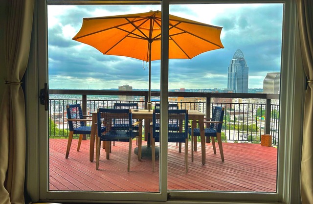 Luxury 2-Bedroom Mount Adams Apartment, Minutes from Downtown and Stadiums