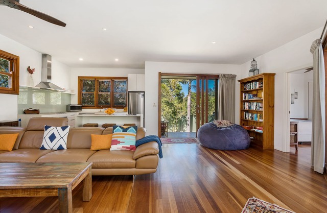 Luxury 2 bedroom pool villa, walk to the beach and centre of Byron