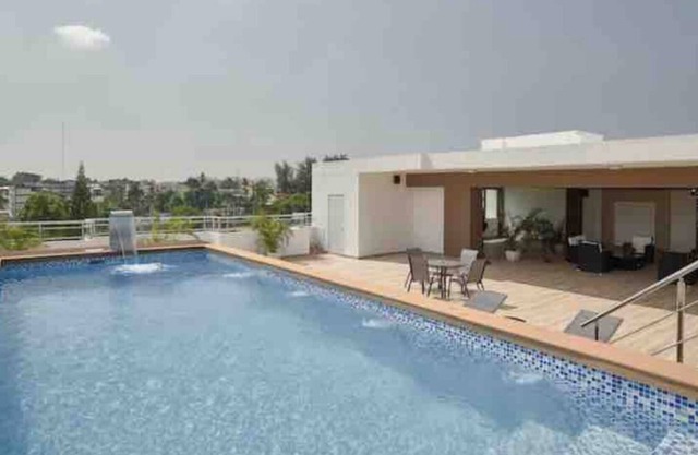Luxury 2 beds apt. Pool+Gym. Near CIPLA and CCEP
