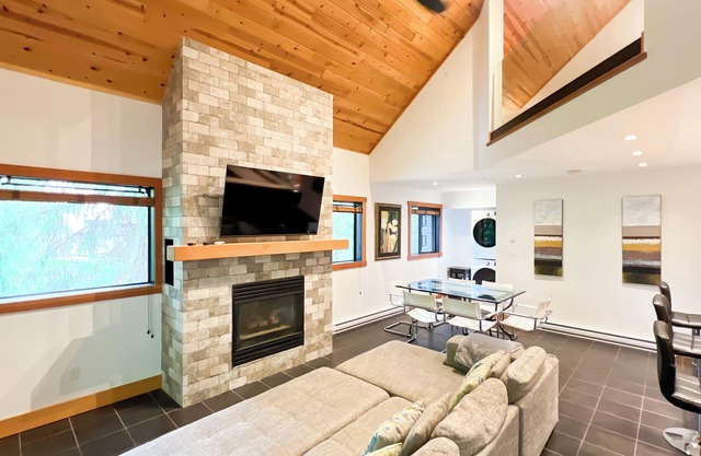 Luxury 2-level 2.5 bed condo steps to Blackcomb slopes!