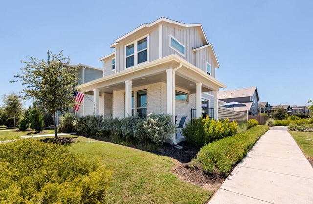 Luxury 2-Story Condo Hot Tub Gym Pool Airport