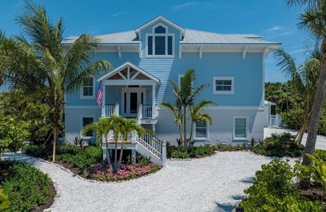 Luxury - 255 Wheeler - 6 bedrooms - sleeps 12 - Pool - 2 block from the Beach!