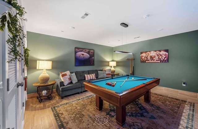 Luxury 2B, 2Ba, Pool Table, Parking!