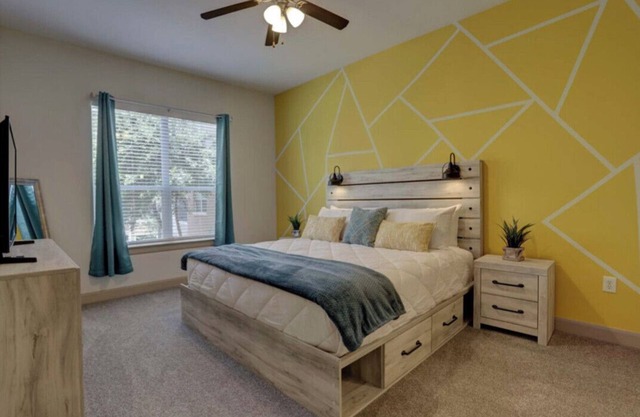 Luxury 2BD w/pool. 5 min walk to NRG Stadium. 10 min Dr to Downtown Houston!