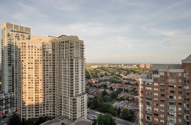 Luxury 2BR/2Bath 1 Free Parking Penthouse by Celebration Square YYZ Airport UFT