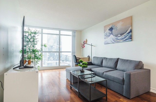 Luxury 2BR Condo in Downton, Steps to Subway