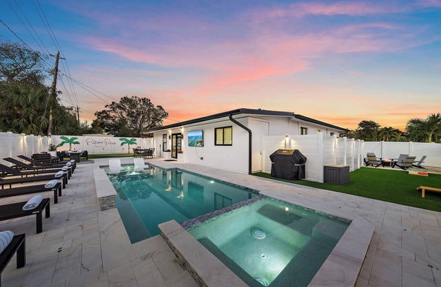 Luxury 3/3 with Heated Pool, Spa, & Putting Green!