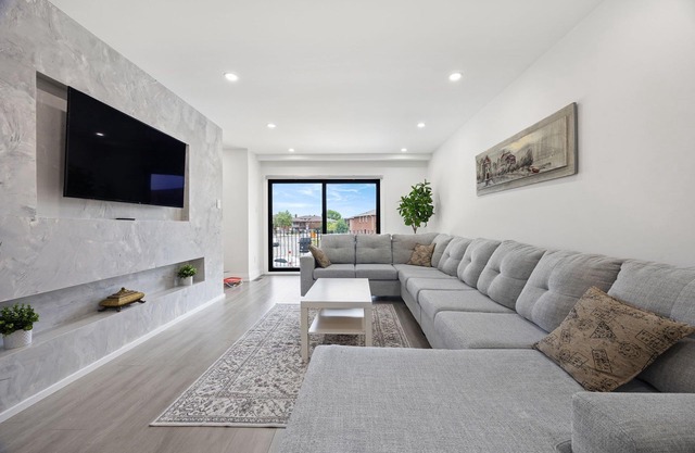 Luxury 3 BDRM Home In Toronto Ontario