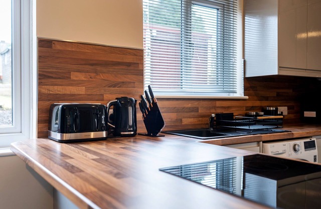 Luxury 3 bed house near centre, close to shops