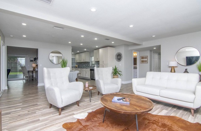 Luxury 3 Bedroom 2 Bath w/2 Car Garage