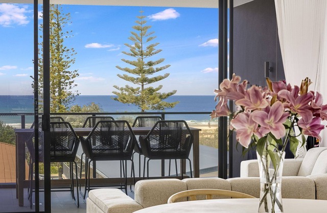 Luxury 3 bedroom apartment with ocean views & linen included