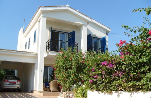 Luxury 3 bedroom detached villa, private pool & gardens 5 mins walk to the beach