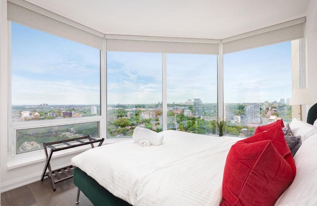 Luxury 3-Beds Apartment in Yorkville with the Best City View in Downtown Toronto