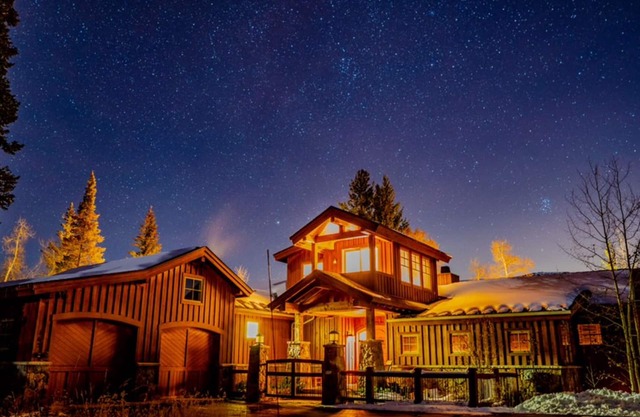 Luxury 3-Peaks Lodge with waterfalls, wildlife, & wraparound decks