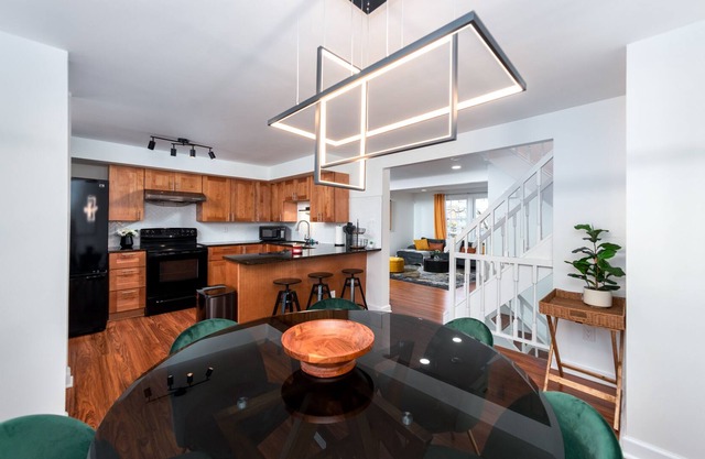 Luxury 3bd home w/ basement unit mins away from DC