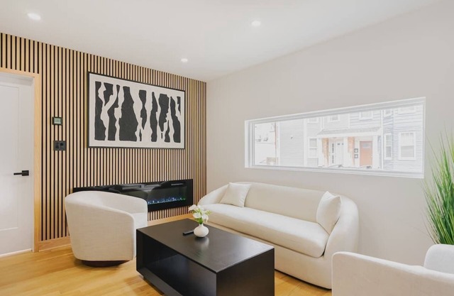 Luxury 3BD Short Walk to Airport
