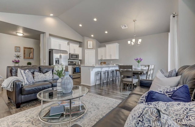 Luxury 3BD suite townhome w/pool close to Zion. Great for groups!