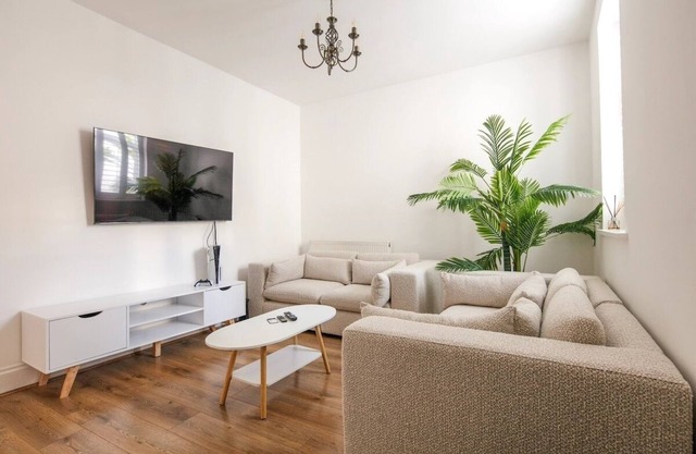 Luxury 3BR | Sleeps 8 | Pool Table + PS5 | Near O2