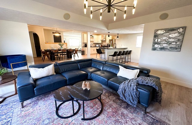 Luxury 4 Bed & 2 Bath Family-sized Home Minutes from Downtown & UNL