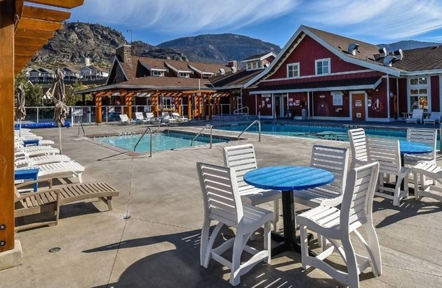 Luxury 4 Bedroom Retreat at The Cottages on Osoyoos Lake