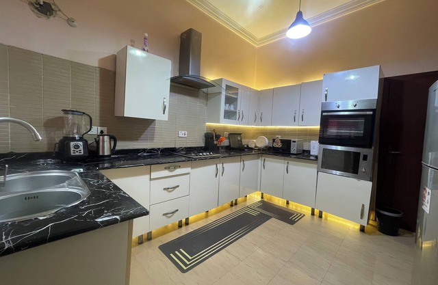 Luxury 4 BR Apt w Parking, Hot Tub, Magodo Estate