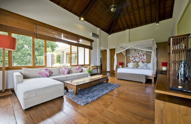 Luxury 4Br Private,Spacious Tropical 25m lap Pool, Staff