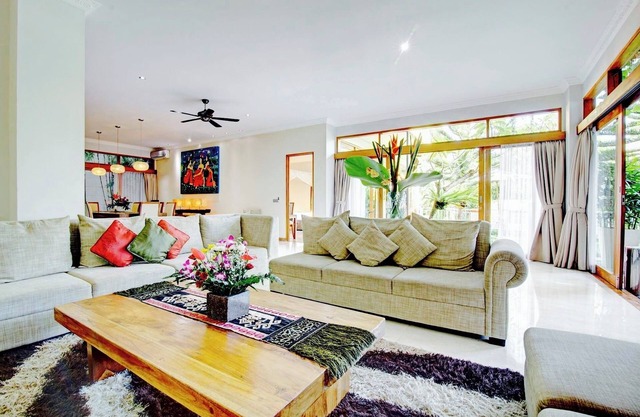 Luxury 4br villa Tropical Modern with Garden+staffs+Airport transfers