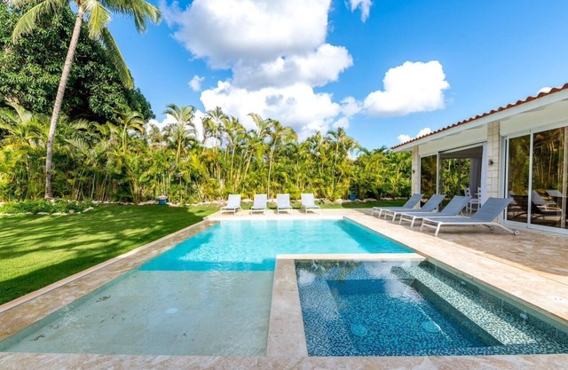 Luxury 5 bdrm steps from beach with pool, jacuzzi!