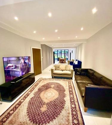 Luxury 5 bedroom home with private car park in London