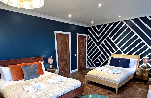 Luxury 5-Bedroom Townhouse in Jewellery Quarter, Birmingham City Centre - 7 Separate Beds, 3 Baths