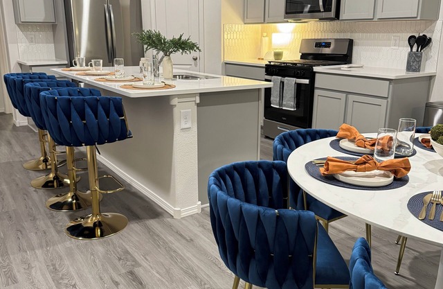 Luxury 5-Star New Home: 4 King BRs & Electric Fire - 15 Min to Airport & Plaza